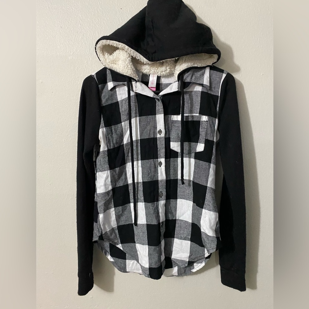 Juniors No Boundaries XS Black and white checkered button down fleece hood top